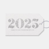 シルバーフェイクグリッター2024タイポグラフィハッピーニューイヤー ギフトタグ (正面(横))
