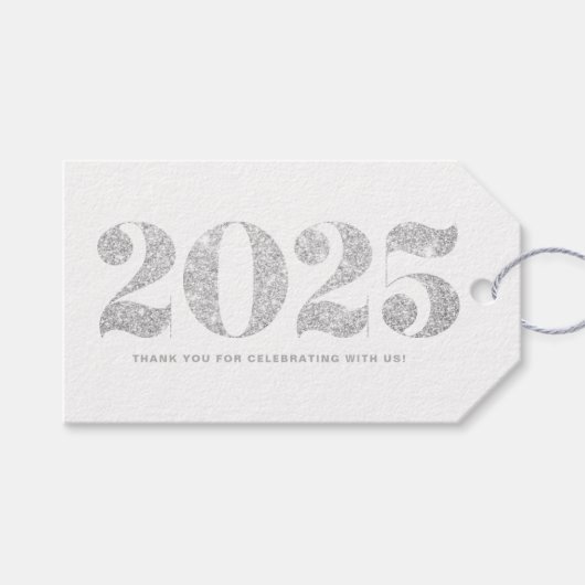 シルバーフェイクグリッター2024タイポグラフィハッピーニューイヤー ギフトタグ (正面(横))