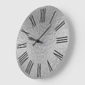 シルバーフェイクフォイルのテクスチャ黒ローマ数字 ラージ壁時計 (傾斜)