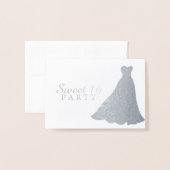 シルバーフォイルガウンドレススウィート16パーティー招待状 箔カード (封筒付き正面)