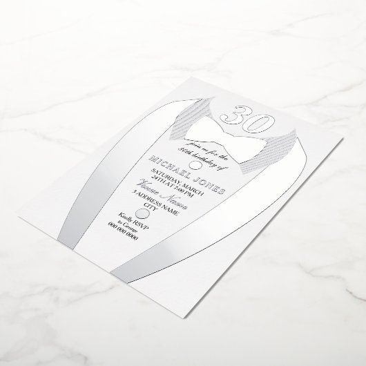シルバーフォイルTuxedoスーツMens 30th誕生日パーティー 箔招待状 (回転した状態)
