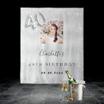 シルバーフォトグリッター40th birthday welcome タペストリー<br><div class="desc">華やかな40歳の誕生日のパーティーのための歓迎タペストリー。銀のフェイク金属的な背景飾にグリッターの粉がフェイクある。写真、名前高品質、日付をパーソナライズして追加。40番はバ書ロンスタイルフォント。フォトブースの背景やパーティーの壁の装飾として使用することもできる。</div>