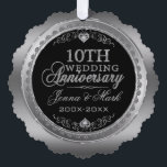 シルバーフレーム&ハート結婚10周年 オーナメントカード<br><div class="desc">シルバエレガントントーンサークルのフレーム黒の背景、10周年の記念結婚プレート。カスタマイズ可能な文字ダイヤモンドと銀ハート。10周年結婚はダイヤ文字デザインンとシルバールック。名前と年をもし好きなデザイナーに同じフォントトリートメントでメールを送る。自由で速い。Zazzle上のすべてのデザインと同様に、すべてのデザインは、銀やダイヤモンドではなく、印実在刷された画像である。文字カスタムのフォーマットは常に自由で迅速である。</div>