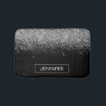 シルバーブラックグリッターガーリーモノグラム名 バスマット<br><div class="desc">銀と黒スパークルフェイクグリッターモノグラム名バスマット。これは、グラムの贅沢とシックなスタイルを愛する人のための完璧な卒業、誕生日、結婚ブライダルシャワー、記念日、赤ちゃんシャワーまたはバチェロレッテギフトを作る。</div>