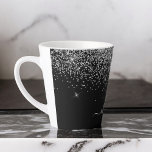 シルバーブラックグリッタースクリプトモノグラムガーリー名 カフェラテマグ<br><div class="desc">黒と銀のスパークルグリッタースクリプトモノグラム名ラテコーヒーカップマグカップ。これは、最高の甘い16歳の誕生日、結婚ブライダルシャワー、記念日、赤ちゃんシャワーまたはバチェロレッテギフトを作る誰かがグラームの豪華さとシックなスタイルを愛する。</div>