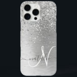 シルバーブラッシュメタルグリッターモノグラム名 iPhone 16 PRO MAXケース<br><div class="desc">シルバーブラシ仕上げメタリックの背景に銀のかわいらしグリッターを搭載したトレンディーシックなきらめく電話ケースデザインを簡単にパーソナライズ。</div>