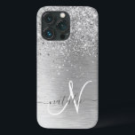 シルバーブラッシュメタルグリッターモノグラム名 iPhone 13 PROケース<br><div class="desc">シルバーブラシ仕上げメタリックの背景に銀のかわいらしグリッターを搭載したトレンディーシックなきらめく電話ケースデザインを簡単にパーソナライズ。</div>
