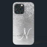 シルバーブラッシュメタルグリッターモノグラム名 iPhone 13 PROケース<br><div class="desc">シルバーブラシ仕上げメタリックの背景に銀のかわいらしグリッターを搭載したトレンディーシックなきらめく電話ケースデザインを簡単にパーソナライズ。</div>