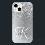 シルバーブラッシュメタルグリッターモノグラム名 Case-Mate iPhone 14ケース<br><div class="desc">シルバーブラシ仕上げメタリックの背景に銀のかわいらしグリッターを搭載したトレンディーシックなきらめく電話ケースデザインを簡単にパーソナライズ。</div>