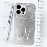 シルバーブラッシュメタルグリッターモノグラム名 Case-Mate iPhone 14 PRO MAXケース<br><div class="desc">シルバーブラシ仕上げメタリックの背景に銀のかわいらしグリッターを搭載したトレンディーシックなきらめく電話ケースデザインを簡単にパーソナライズ。</div>