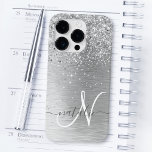 シルバーブラッシュメタルグリッターモノグラム名 Case-Mate iPhone 14 PROケース<br><div class="desc">シルバーブラシ仕上げメタリックの背景に銀のかわいらしグリッターを搭載したトレンディーシックなきらめく電話ケースデザインを簡単にパーソナライズ。</div>