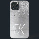 シルバーブラッシュメタルグリッターモノグラム名 iPhone 13 PRO MAXケース<br><div class="desc">シルバーブラシ仕上げメタリックの背景に銀のかわいらしグリッターを搭載したトレンディーシックなきらめく電話ケースデザインを簡単にパーソナライズ。</div>