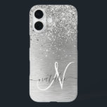 シルバーブラッシュメタルグリッターモノグラム名 iPhone 16ケース<br><div class="desc">シルバーブラシ仕上げメタリックの背景に銀のかわいらしグリッターを搭載したトレンディーシックなきらめく電話ケースデザインを簡単にパーソナライズ。</div>
