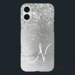 シルバーブラッシュメタルグリッターモノグラム名 iPhone 16 PLUSケース<br><div class="desc">シルバーブラシ仕上げメタリックの背景に銀のかわいらしグリッターを搭載したトレンディーシックなきらめく電話ケースデザインを簡単にパーソナライズ。</div>