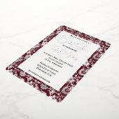 シルバーブルガンディレッドフローラブライダルシャワー 箔招待状 (回転した状態)