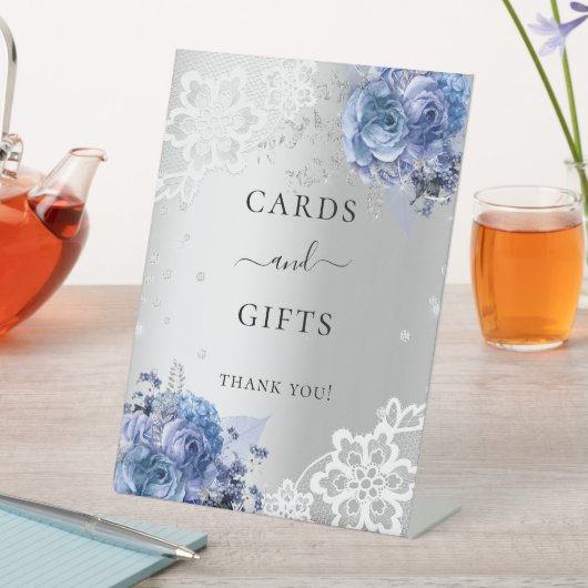 シルバーブルーの花模様レースカードのギフトサイン 台座サイン (インサイチュ)