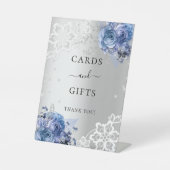 シルバーブルーの花模様レースカードのギフトサイン 台座サイン (正面)