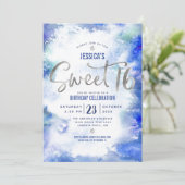 シルバーブルーウォーターカラースウィート16誕生日 モダン 招待状 (スタンド正面)