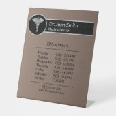 シルバープロフェッショナルメディカルカドゥセウス開館時間 台座サイン (正面)