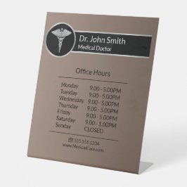 シルバープロフェッショナルメディカルカドゥセウス開館時間 台座サイン