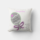 シルバーベビーラトルピンクボウスターパーソナライズド クッション (正面)