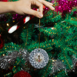 シルバーホワイトダイアモンズクリスマスくるみ割り オーナメント<br><div class="desc">金銀カラフルの質感のプリント背景にセットしたキャンディーの上に休日のリースとクリスマスのくるみ割りオーナメントデザイン。白いダイヤモンドの曼荼羅の背景の画像。黒カスタム文字。</div>