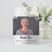 シルバーホワイトフローラレース誕生日の写真 サンキューカード (スタンド正面)