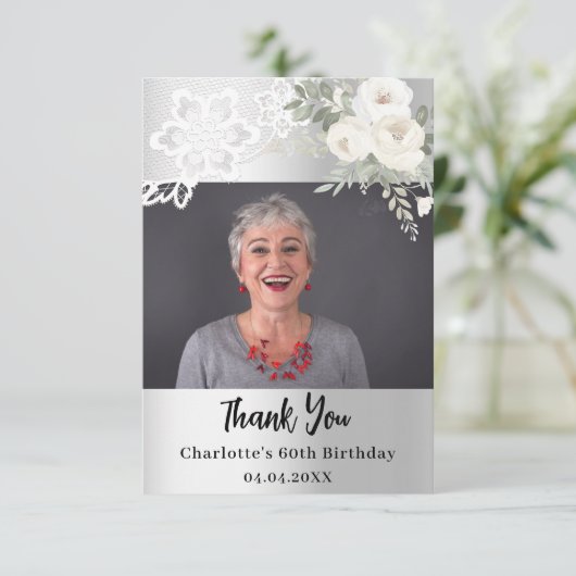 シルバーホワイトフローラレース誕生日の写真 サンキューカード (スタンド正面)