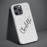 シルバーモダングリッターシガーリーッパーソナライズされたク名 Case-Mate iPhone 14 PRO MAXケース<br><div class="desc">シルバモダンガーリーグリッターシックな名前iPhone 14パーソナライズされた Pro Maxの電話ケースは、手のグリッターで銀のタイポグラフィ背景を備え頭が切れるて、書道のスクリプトのを指す。クリスマス、誕生日、母の日、友達、姉妹などへの最高の贈り物として完璧。©Evco Studio www.zazzle.com/store/evcostudioによる設計</div>