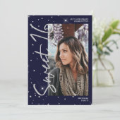 シルバーモダングリッターブルーススクリプト4 photo sweet 16 招待状 (スタンド正面)