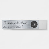 シルバーモダンルックロゴドアの看板プレート サインプレート (正面)