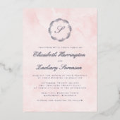 シルバーモノグラムの花環スクリプト ブッシュピンクのウェディング 箔招待状 (正面)