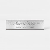 シルバーモノグラムグリッタースパークルガーリースクリプト デスクネームプレート (正面)