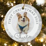シルバーライツペットの初めてのクリスマス写真 セラミックオーナメント<br><div class="desc">シルバカスタムーのクリスマスライトの背景にカスタム初めてのクリスマスペットの写真と名前を搭載したペットの写真オーナメント。</div>