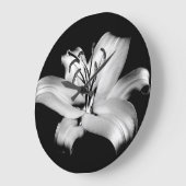 シルバーリリー: モノクロームの花の優雅さ ラージ壁時計 (傾斜)