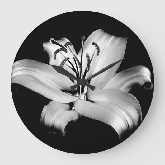 シルバーリリー: モノクロームの花の優雅さ ラージ壁時計 (正面)