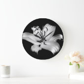 シルバーリリー: モノクロームの花の優雅さ ラージ壁時計 (ホーム)