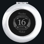 シルバー伝統的結婚の16周年<br><div class="desc">16年の祝結婚のデザイン。このデザインは、黒い背景にグレー伝統的/シルバー（色）のローレルデザインを持っている。シルバーウェアは伝統的この大事な行事の贈り物だ。文字読シルバー16周年。結婚16年目祝のロマンチックなデザイン。このもしデザインの救済下に連絡頼カスタマイズ、彼らはこの文字の下にあるデザイナーのボタンです。</div>
