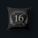 シルバー伝統的結婚の16周年 クッション<br><div class="desc">16年の祝結婚のデザイン。このデザインは、黒い背景にグレー伝統的/シルバー（色）のローレルデザインを持っている。シルバーウェアは伝統的この大事な行事の贈り物だ。文字読シルバー16周年。結婚16年目祝のロマンチックなデザイン。このもしデザインの救済下に連絡頼カスタマイズ、彼らはこの文字の下にあるデザイナーのボタンです。</div>