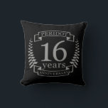シルバー伝統的結婚の16周年 クッション<br><div class="desc">16年の祝結婚のデザイン。このデザインは、黒い背景にグレー伝統的/シルバー(色)のローレルデザインを持っている。シルバーウェアは伝統的この大事な行事の贈り物だ。文字読シルバー16周年。結婚16年目祝のロマンチックなデザイン。このもしデザインの救済下に連絡頼カスタマイズ、彼らはこの文字の下にあるデザイナーのボタンです。</div>