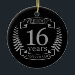 シルバー伝統的結婚の16周年 セラミックオーナメント<br><div class="desc">16年の祝結婚のデザイン。このデザインは、黒い背景にグレー伝統的/シルバー(色)のローレルデザインを持っている。シルバーウェアは伝統的この大事な行事の贈り物だ。文字読シルバー16周年。結婚16年目祝のロマンチックなデザイン。このもしデザインの救済下に連絡頼カスタマイズ、彼らはこの文字の下にあるデザイナーのボタンです。</div>