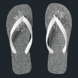 シルバー結婚グリッターのフリップフロップスブライド、ビーチ ビーチサンダル<br><div class="desc">ブライダルパーティのメンバーの役割、カップルの名前結婚したと日結婚付けを追加しエレガントて、これらの夏のビーチ結婚式のグリッターの仕上げフェイクと金ゴールド。</div>