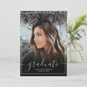 シルバー縁ど紙吹雪スクリプトの写真の卒業 招待状 (スタンド正面)