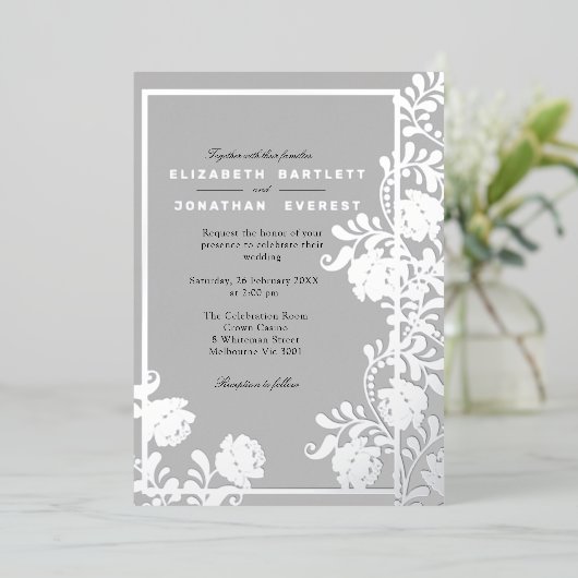 シルバー花模様とグエレガントレイ 箔招待状 (立ち正面)