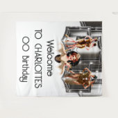 シルバー金ゴールドフラッパーの女の子が20年代のギャツビーを唸らせている タペストリー (正面(横))