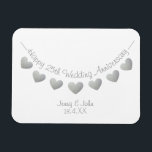 シルバー25結婚周年記念のバンティング・ギフト・マグネ マグネット<br><div class="desc">25th パーソナライズされた silverの結婚アニバーサリーギフト夫と妻のマグネットとハートバンティング。プラチナモダンの記念日のカップルに祝対する可愛い結婚贈り物。カップルの名前と記念日の表示は、パーソナライズ機能を使用しカスタマイズてすることができる。このデザインでは、マッチングカードとプレゼントもコンテンポラリー利用可能。</div>