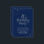 シルバー&ネイビーブルーモダンシック70thバースデーパーティー 招待状<br><div class="desc">この銀祝のパーティの招待状で特別な日をスタイリッシュ過ごそう。このデザインはシックなシルバータイポグラフィ「70th Birthday Party」と輝くグラフィックを備えている。背景色は黒に設定されているが、感じ自由に変更してパーティーテーマに合わせる。私のショップBaraBomDesignでは、より多くの誕生日招待状とパーティー用品が利用可能である。</div>