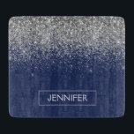 シルバー ネイビーブルー グリッター ガーリー モノグラム ネーム カッティングボード<br><div class="desc">シルバーとネイビーブルーのスパークル グリッター モノグラム ネーム カッティングボード。豪華で洗練されたスタイルを愛する人への、卒業、誕生日、結婚式、ブライズシャワー、結婚記念日、ベビーシャワー、バチェロレッテパーティーのプレゼントに最適。</div>