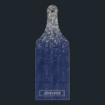 シルバー ネイビーブルー グリッター ガーリー モノグラム ネーム カッティングボード<br><div class="desc">シルバーとネイビーブルーのスパークルグリッター モノグラム ネーム カッティングボード。豪華で洗練されたスタイルを愛する人への、卒業、誕生日、結婚式、ブライダルシャワー、結婚記念日、ベビーシャワー、バチェロレッテパーティーの贈り物として最適です。</div>