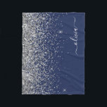 シルバー ネイビーブルー グリッター ガーリー モノグラム ネーム フリースブランケット<br><div class="desc">シルバーとネイビーブルーの偽の輝きグリッター モノグラム ネームとイニシャル フリース ブランケット。 これは、16歳の誕生日、結婚式、結婚前のお祝い、結婚記念日、ベビーシャワー、または独身パーティーのギフトとして、豪華でおしゃれなスタイルが好きな人へのプレゼントに最適です。</div>